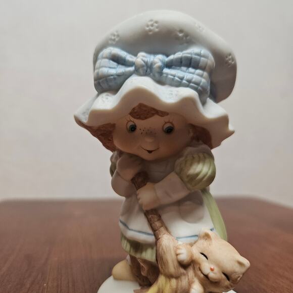 Vintage Miss Mitzie by Heartline Porcelain Figurine, Sweeping Floors With Cat - Picture 2 of 6